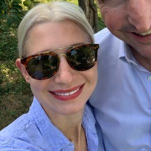 Meet your Posher, Hilary